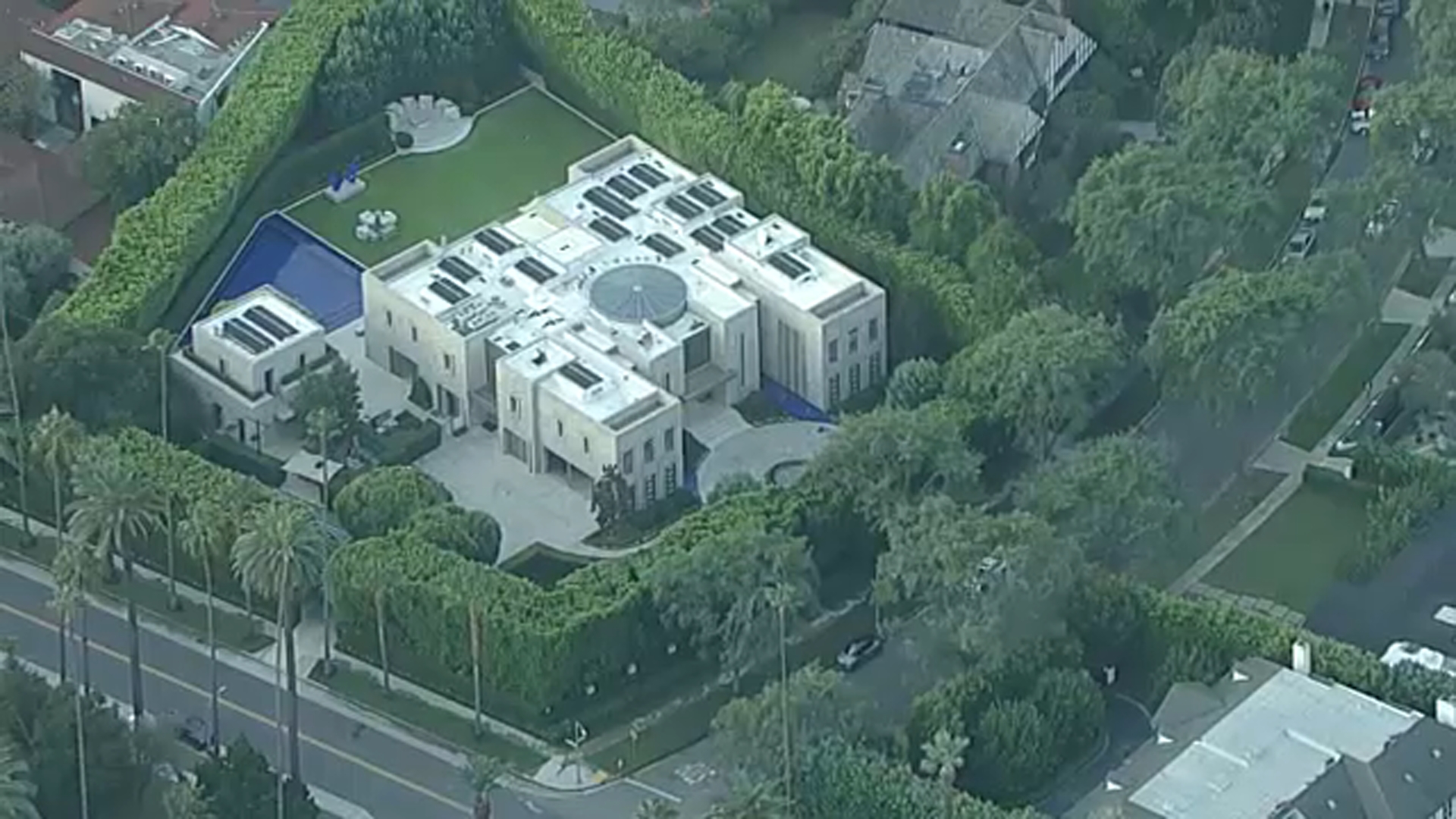 FBI serves search warrant tied to Eric Swalwell investigation at mansion in Beverly Hills
— Batavia Community news